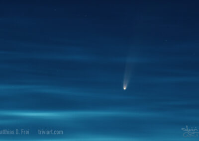 Komet Neowise am 8. Juli 2020 hinter Leuchtenden Nachtwolken um 4:30 Uhr